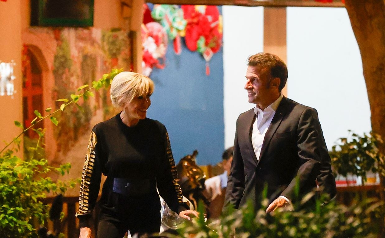 Tong thong Phap va Phu nhan nam tay dao pho Ha Noi, tham Nha tho Lon hinh anh