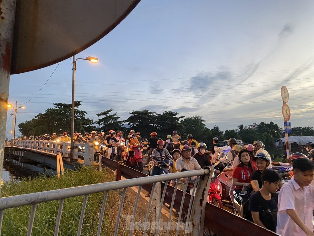 Cam cau Phu Dinh TP.HCM anh 3