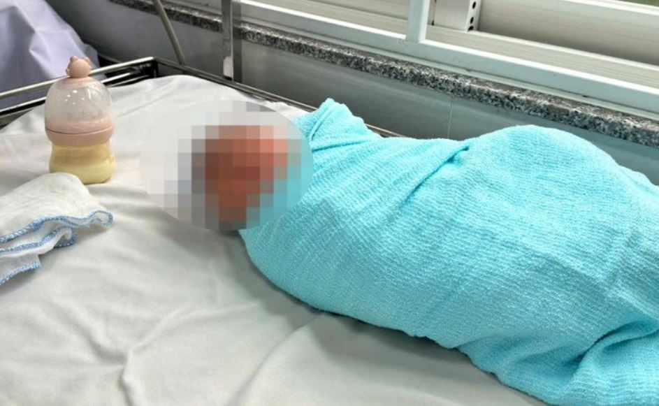 Be gai so sinh bi bo roi tren duong o Binh Duong hinh anh