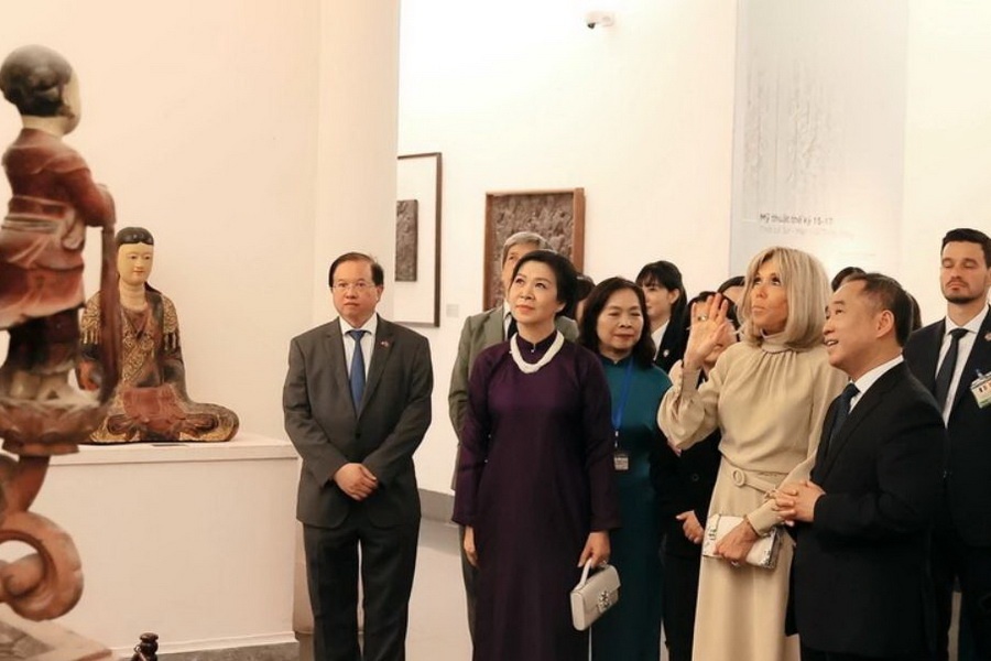 Phu nhan Tong Bi thu va Phu nhan Tong thong Phap tham bao tang hinh anh