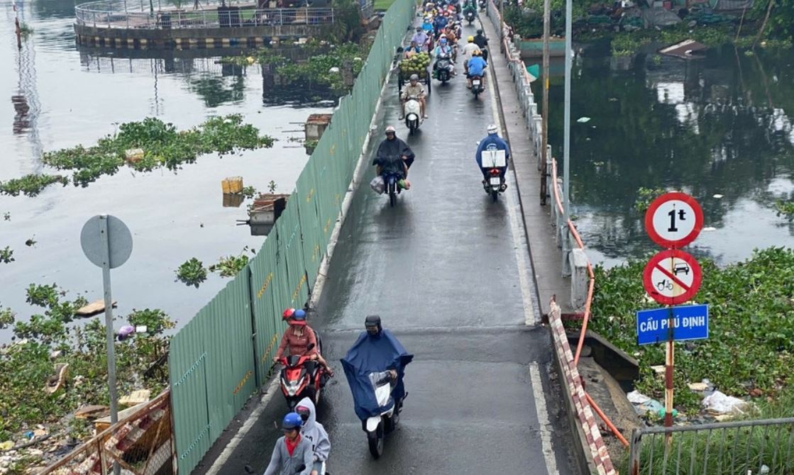 TP.HCM cam xe luu thong qua cau Phu Dinh tu ngay 7/6 hinh anh