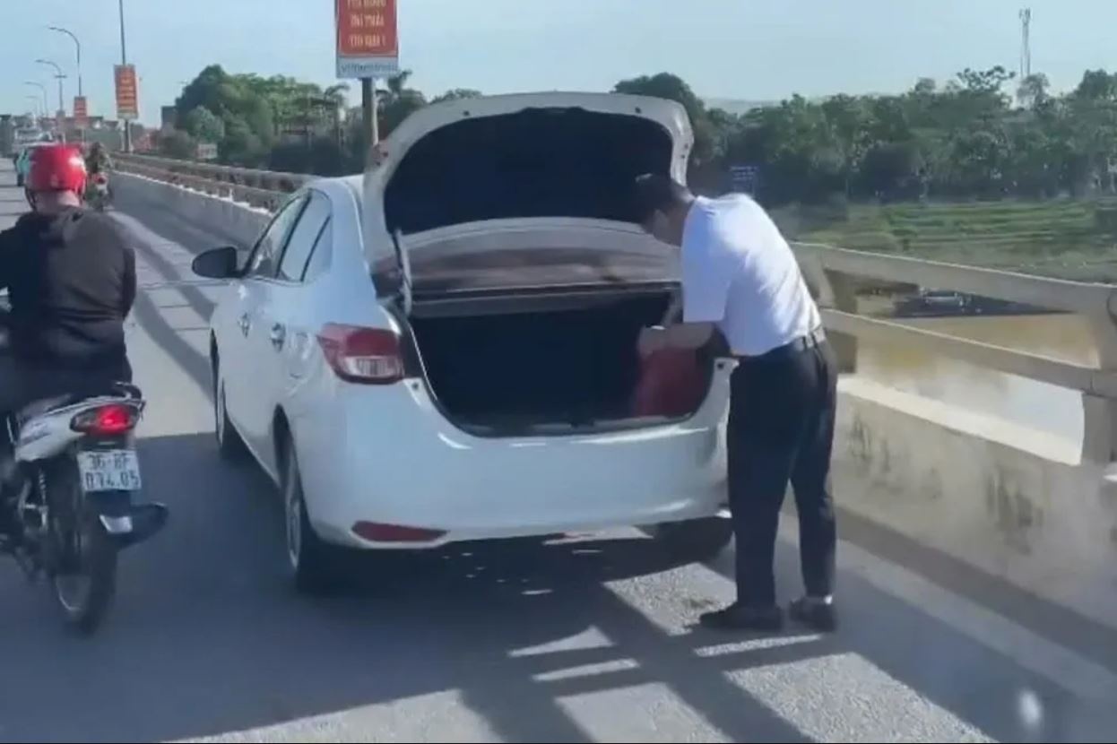 Tai xe dung xe tren cau, mo cop vut do xuong song o Thanh Hoa hinh anh