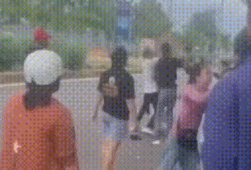 Au da gan cong benh vien o Dak Lak, mot nguoi nut so hinh anh