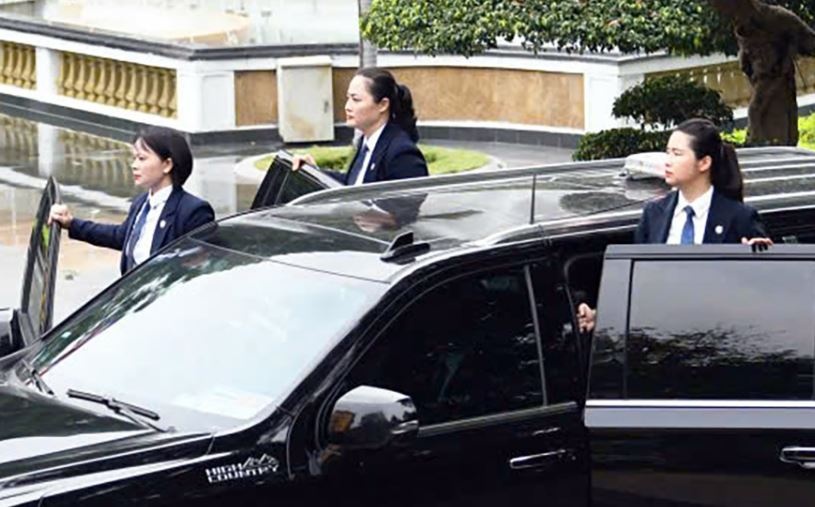 Chuyen chua ke ve 4 nu si quan bao ve Thu tuong Thai Lan tham Viet Nam hinh anh