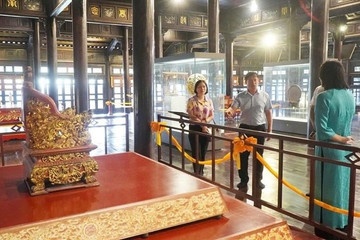 Ngai vua trieu Nguyen bi pha hoai: Pho chu tich TP Hue noi gi? hinh anh