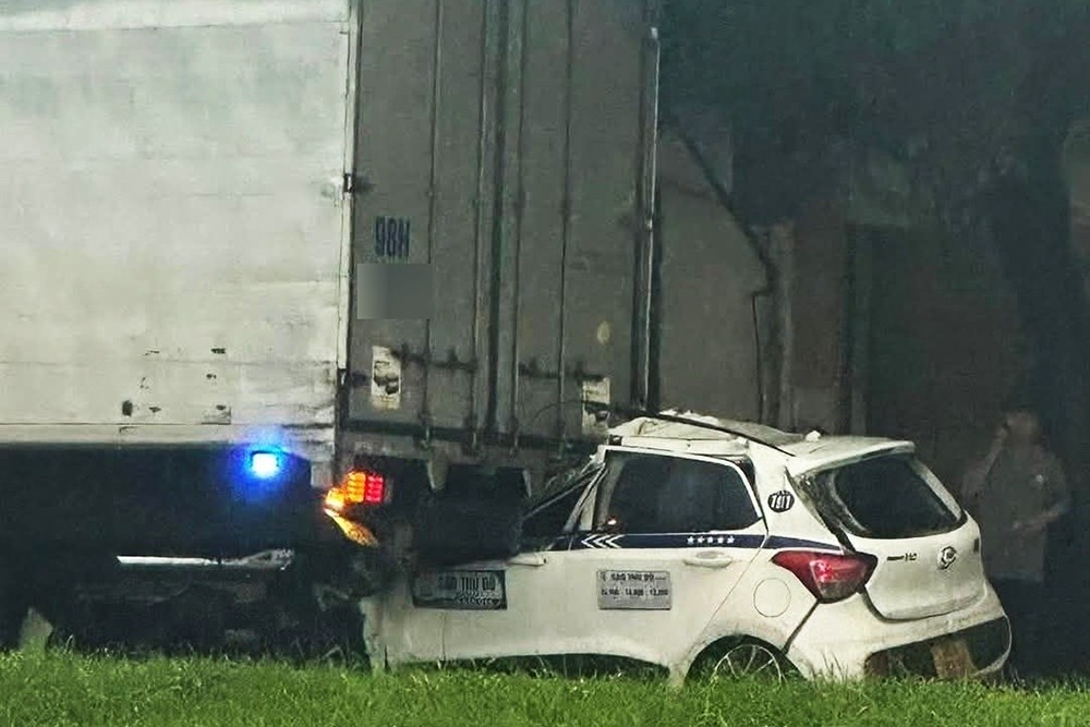 Taxi bat ngo tong vao oto tai ven duong, tai xe tu vong tai cho hinh anh