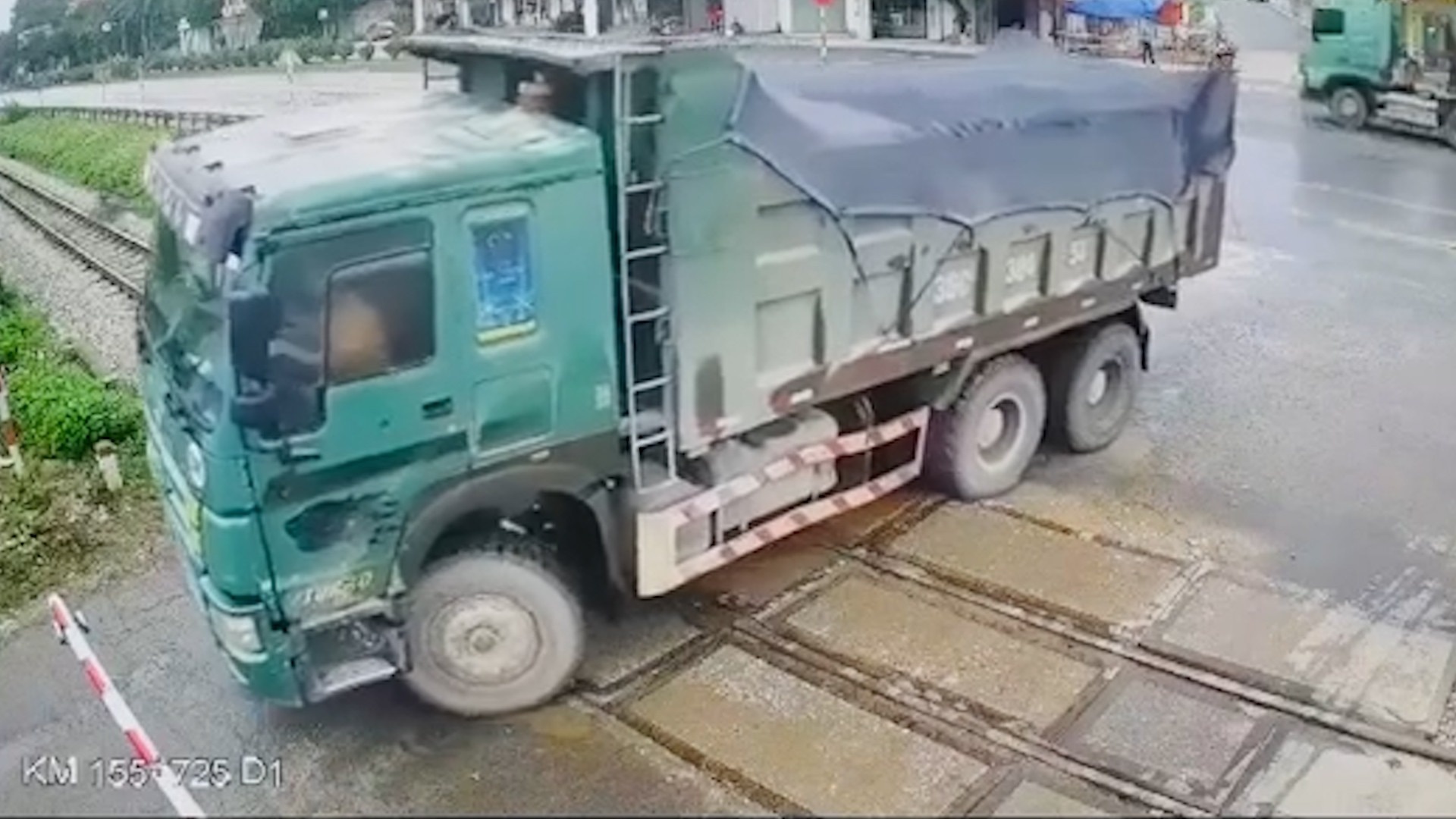 Vuot duong tau anh 1