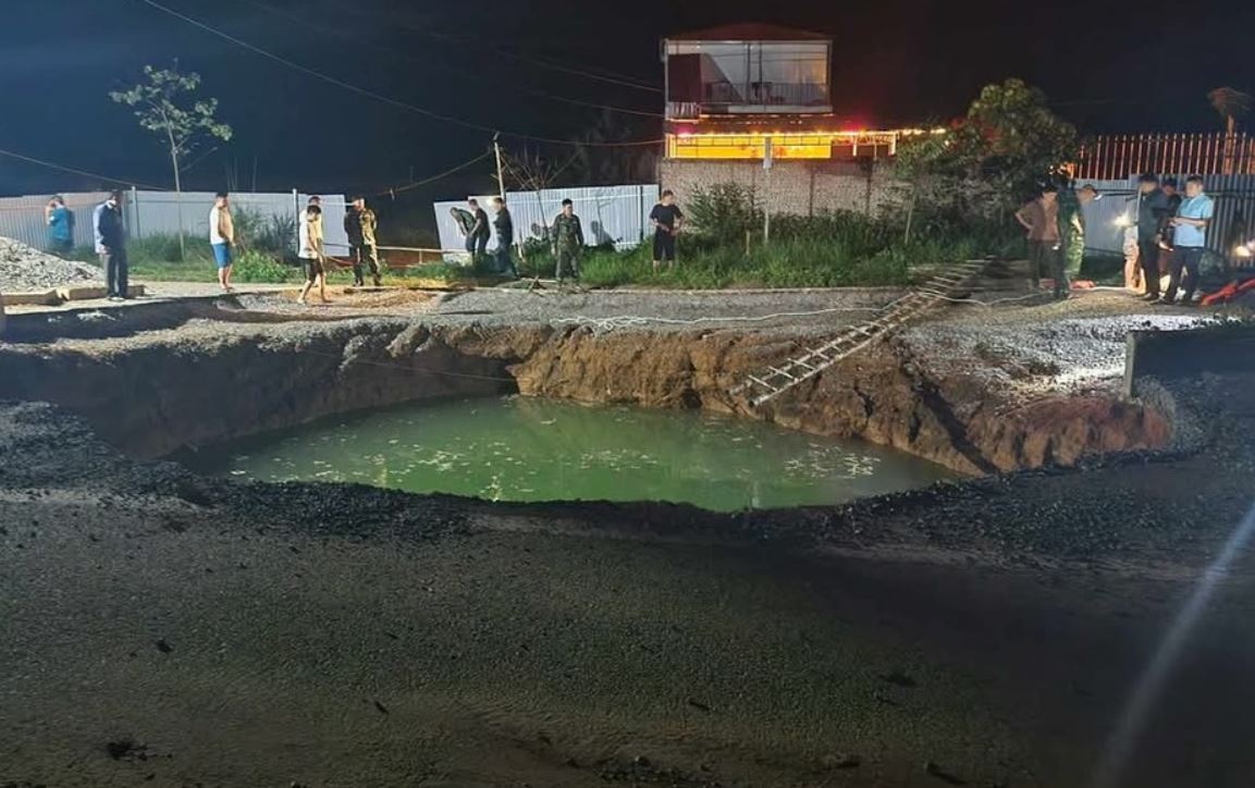 Tim nguoi va xe nghi roi xuong 'Ho tu than' o Bac Kan hinh anh