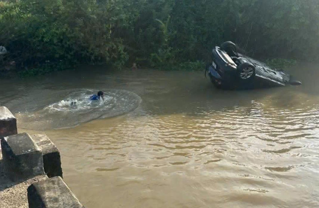 Oto lao xuong song, ong ngoai cung chau 30 thang tuoi thoat chet hinh anh