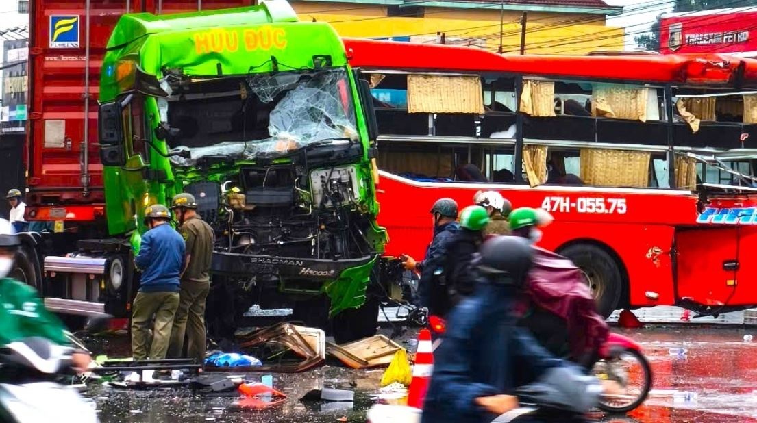 Cabin xe dau keo bien dang sau va cham o Binh Duong hinh anh