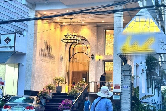 Du khach nuoc ngoai tu vong trong tinh trang khoa than tai khach san hinh anh