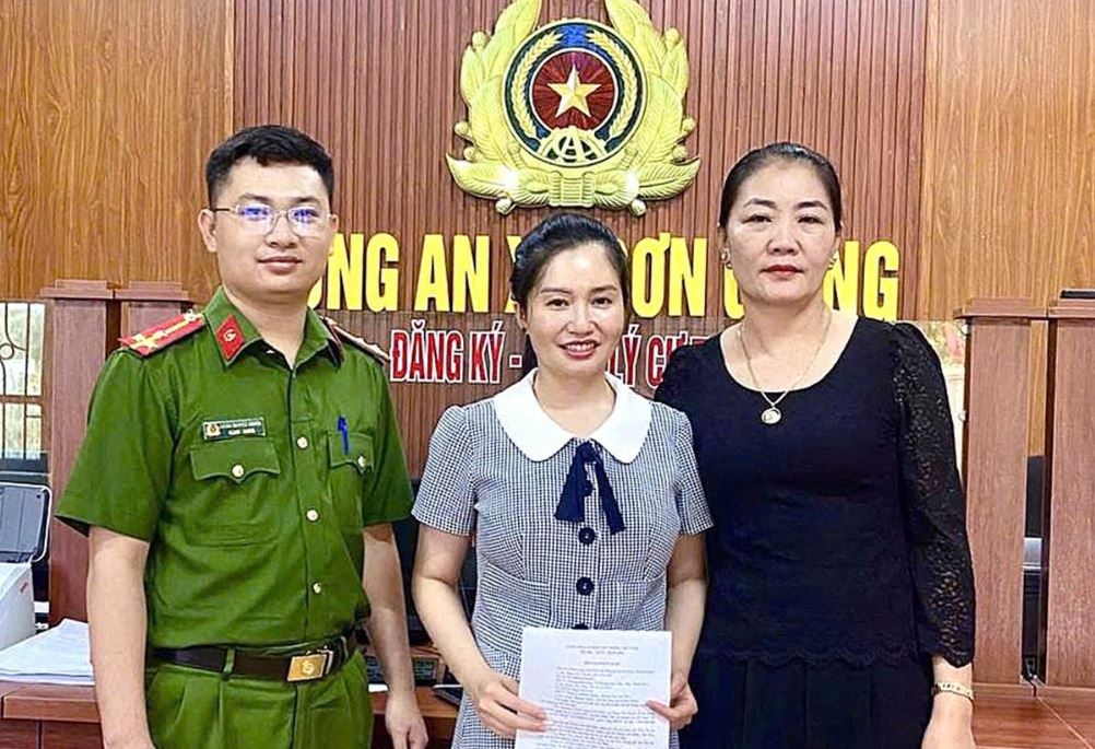 Nguoi phu nu lien tiep nhan tong so tien gan 2 ty dong tu tai khoan la hinh anh