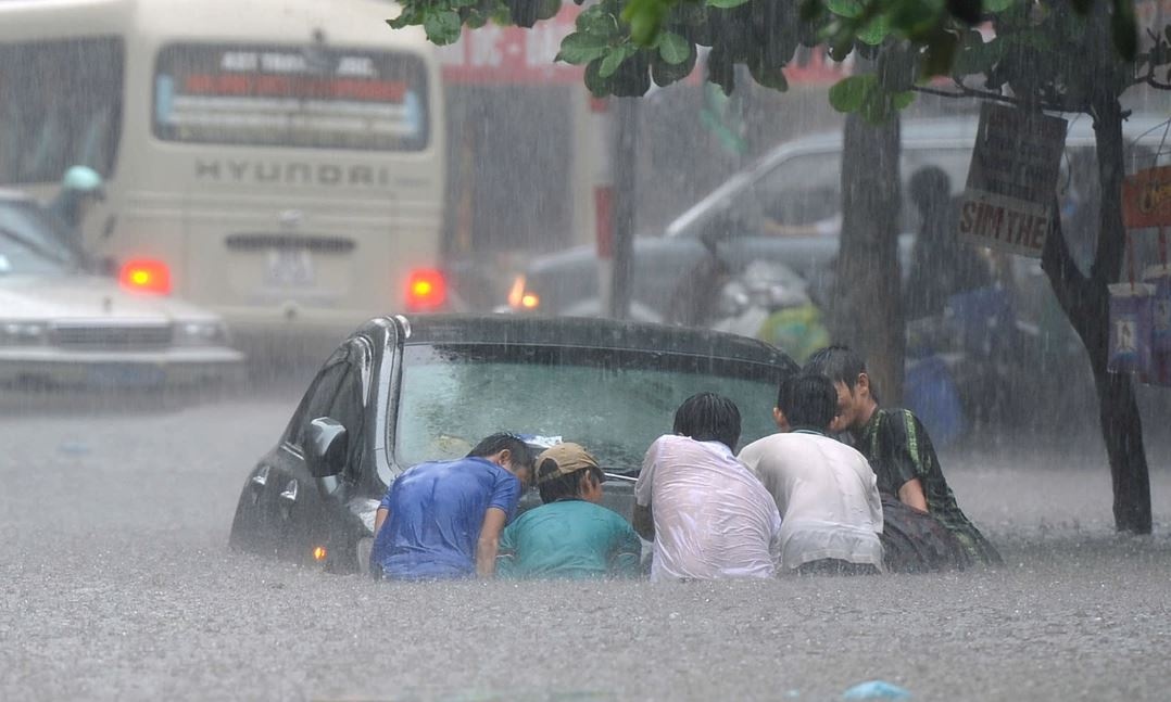 Mua lon xoi xa o mien Bac, cuong suat den 150 mm/3h hinh anh