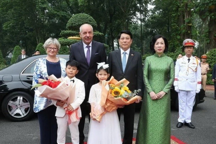 Chu tich nuoc Luong Cuong chu tri le don chinh thuc Tong thong Hungary hinh anh