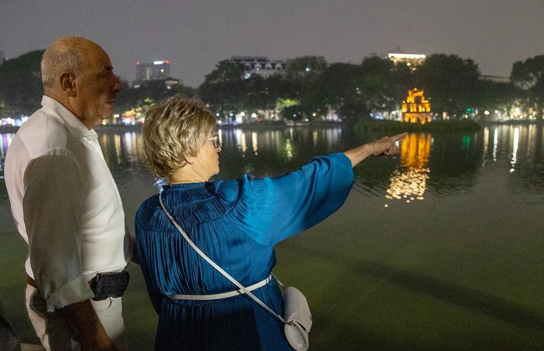 Tong thong Hungary va Phu nhan dao pho, ngam Thap Rua hinh anh