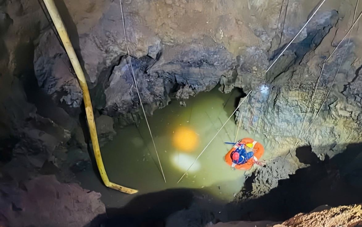 Vu nguoi di xe may roi 'Ho tu than’ mat tich: Nguy hiem cua hang ngam hinh anh