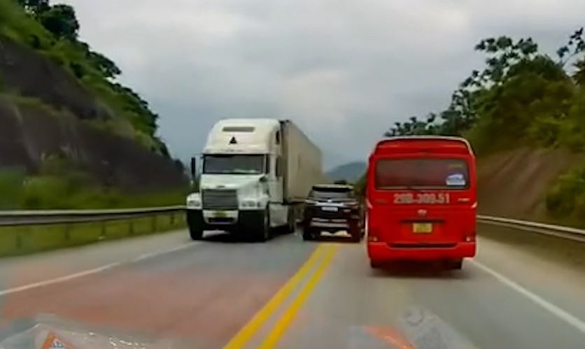 Pha vuot au thach thuc 'tu than' cua tai xe xe Fortuner hinh anh