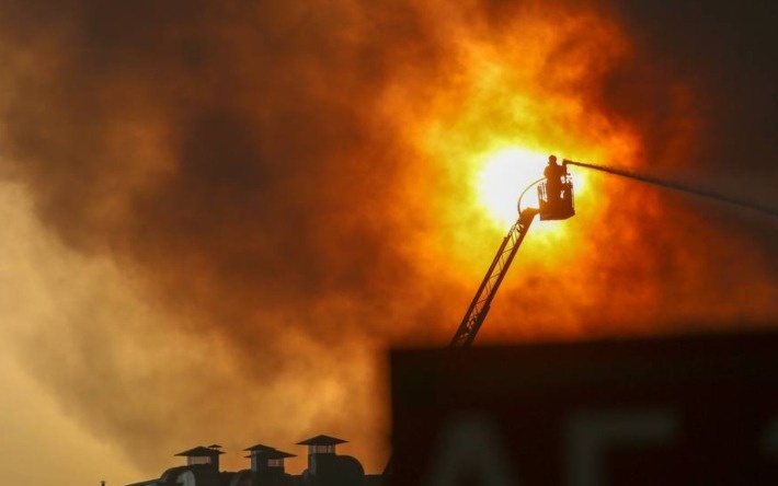 Hoa hoan nghiem trong tai nha tu o Bi hinh anh
