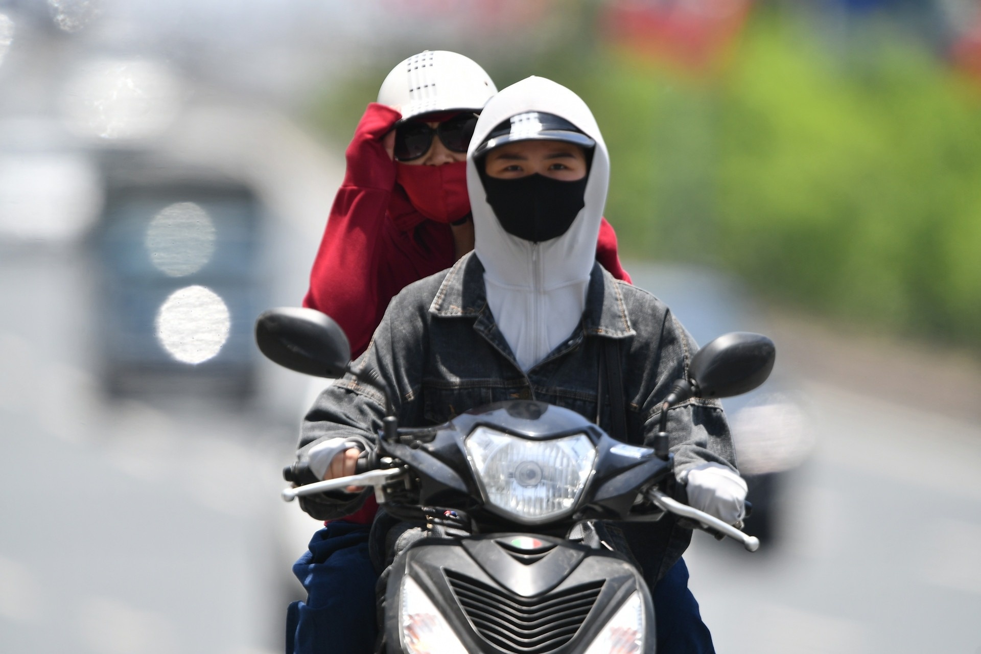 Mien Bac nang nong dinh diem den 39 do roi chuyen mua giong lien tiep hinh anh