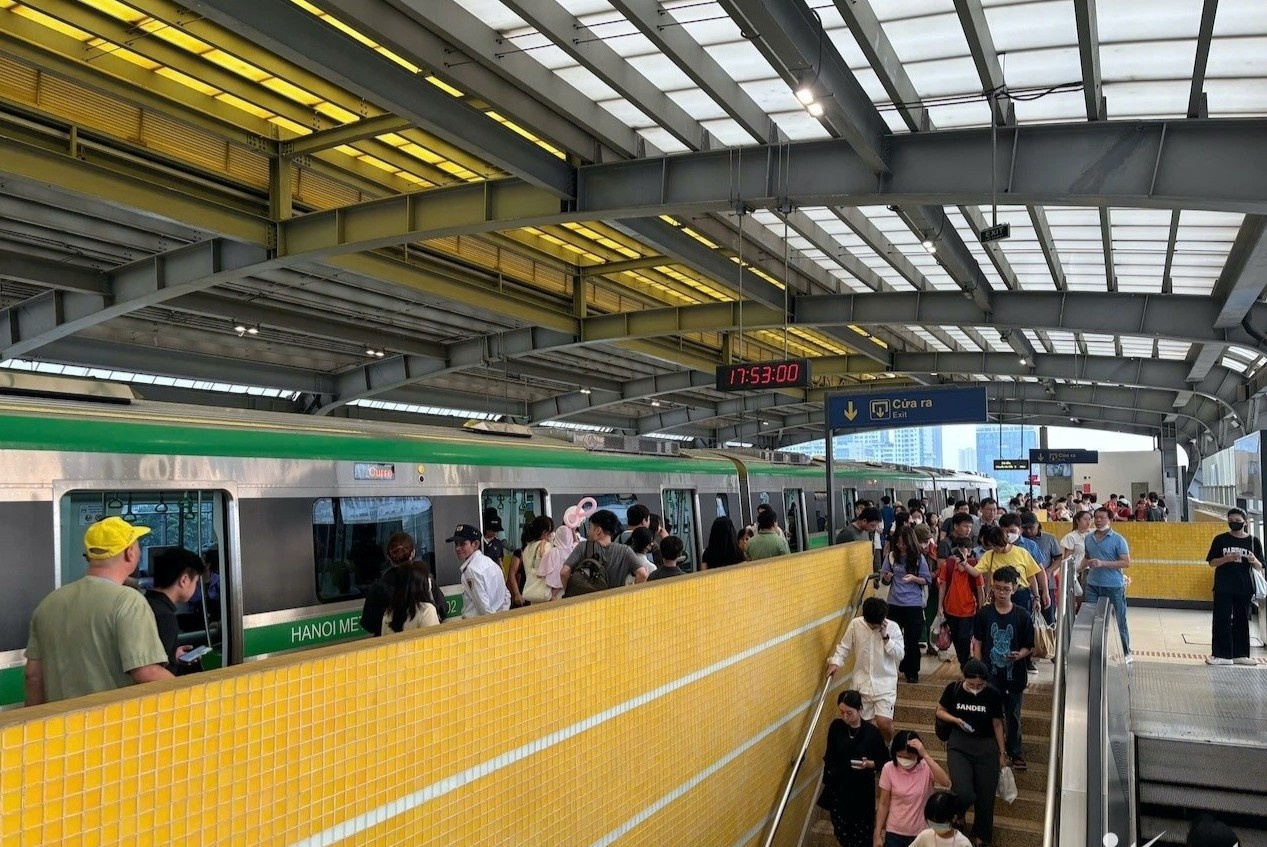 Metro Cat Linh - Ha Dong lai gap su co, phai dung tau dung gio tan tam hinh anh