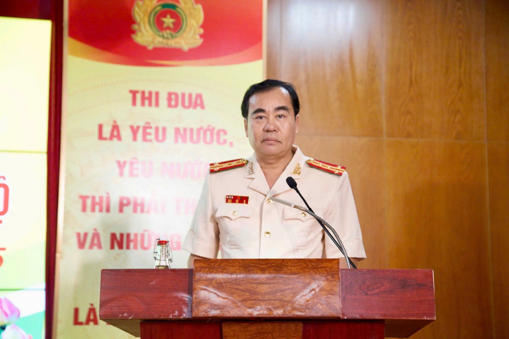 cong an nghi uu anh 3