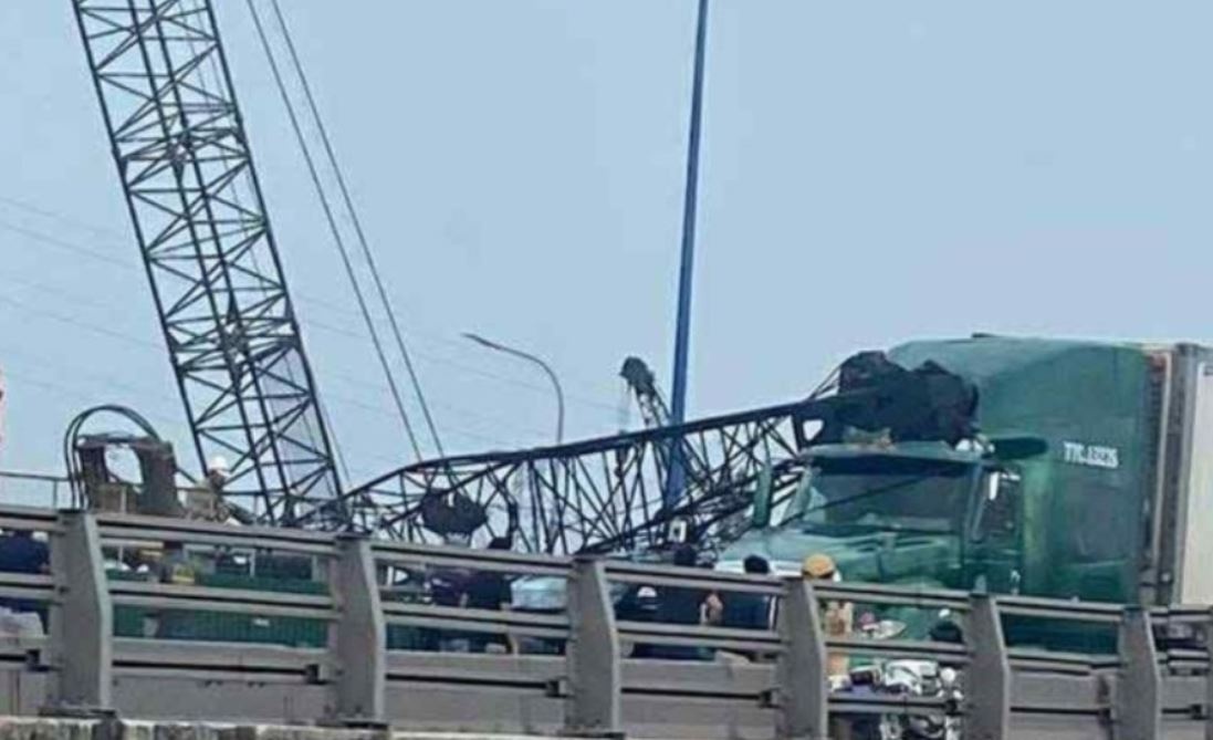 Can cau bat ngo nga ra duong, de len hai oto o TP.HCM hinh anh