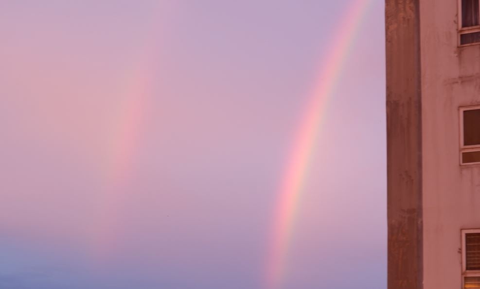 Nguoi dan TP.HCM thich thu thay cau vong 'song sinh' ruc ro bau troi hinh anh