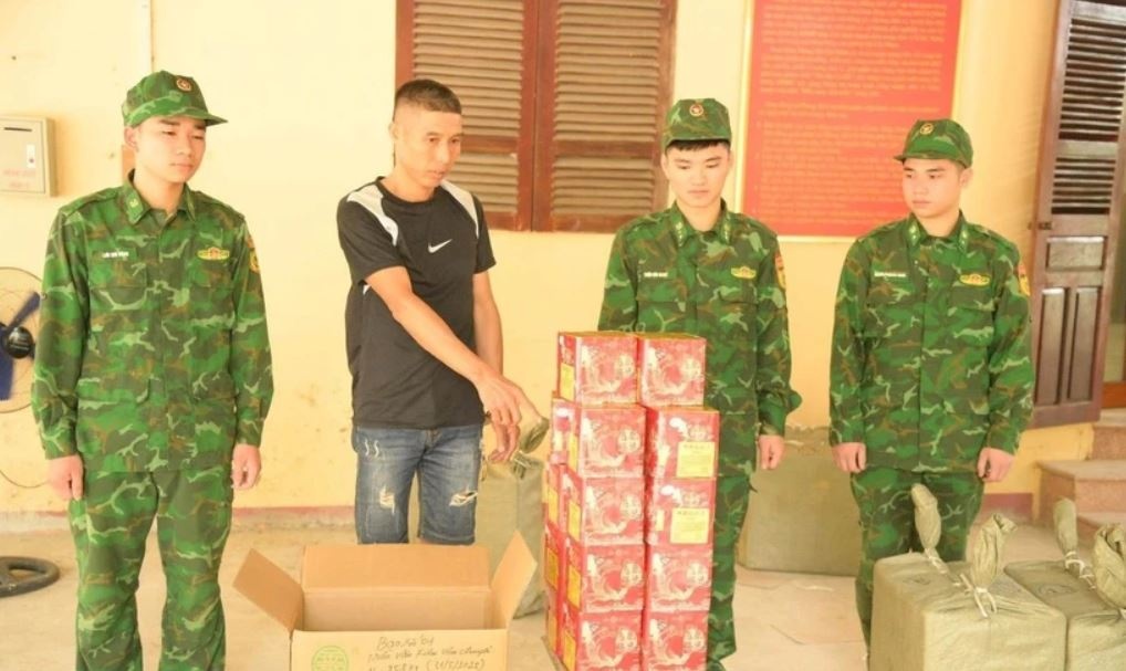 Bat giu 8 doi tuong van chuyen gan 400 kg phao no nhap lau hinh anh