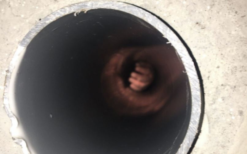 Cuu be 8 tuoi ket tay trong ong hut nuoc o khu do thi Ha Noi hinh anh