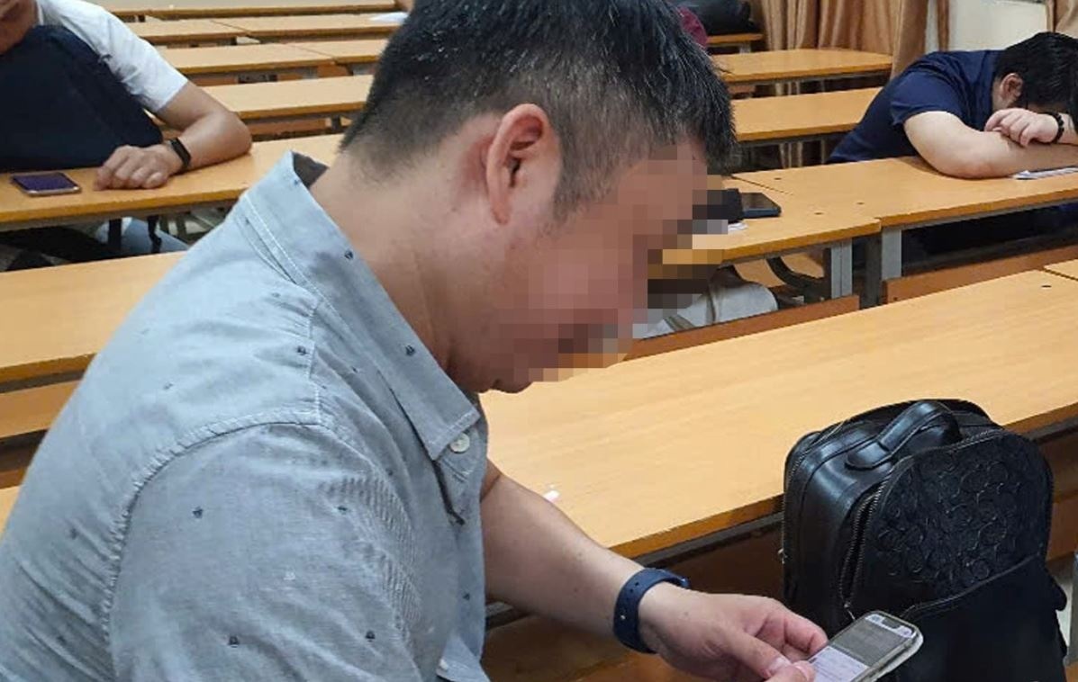 'Vali tien tu Phap', cu lua nguoc qua mang xa hoi cua nguoi dan ong hinh anh