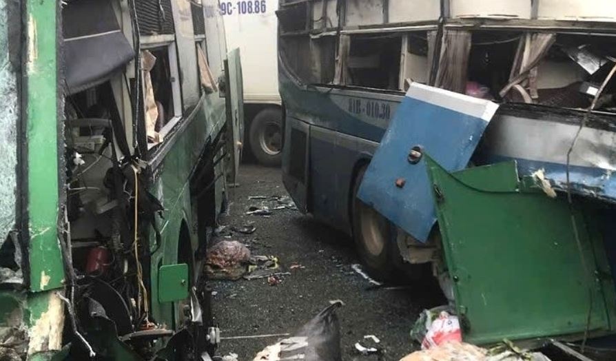 Hinh anh hai xe giuong nam vo nat sau cu tong truc dien tren quoc lo hinh anh