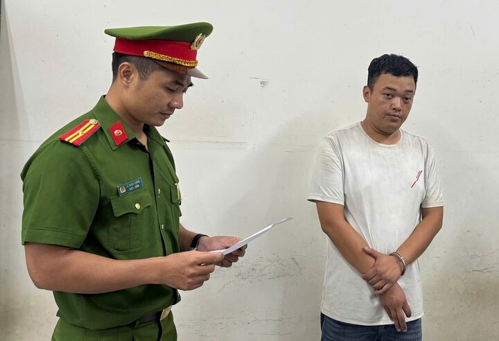 Tai xe 'chat chem' cuoc xe 4,2 trieu tung chot cua, uy hiep khach khac hinh anh