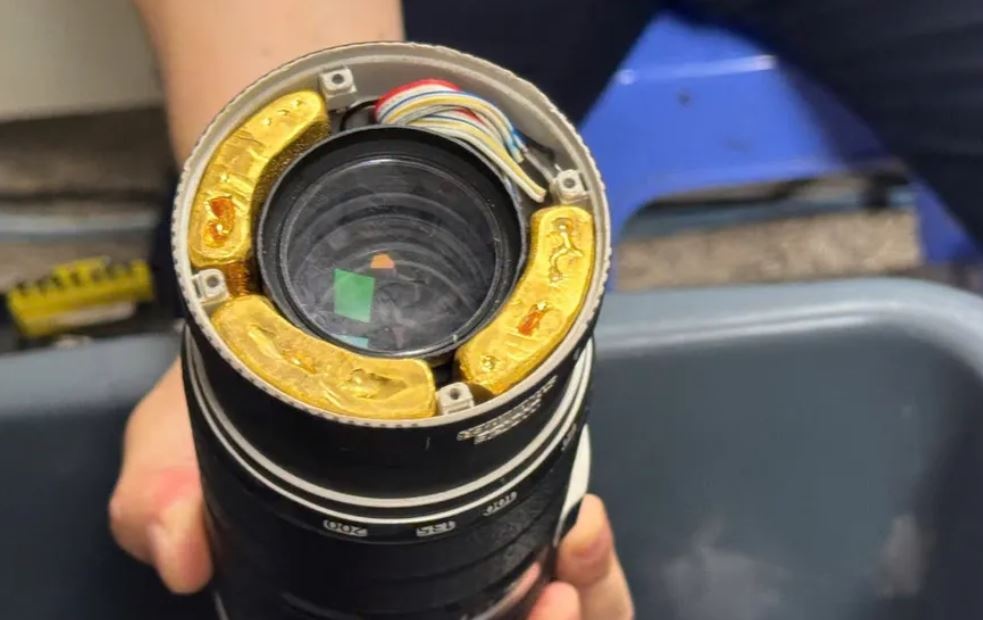 Du khach giau 12 mieng kim loai nghi vang trong 4 ong kinh may anh hinh anh