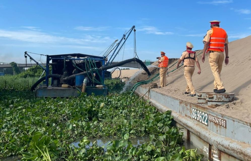 CSGT Binh Duong tong kiem soat, xu ly ‘cat tac’ hinh anh