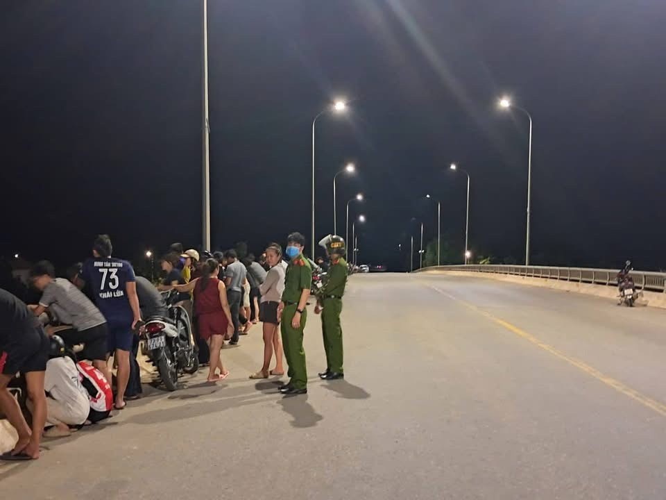 Thanh nien nhay cau anh 1