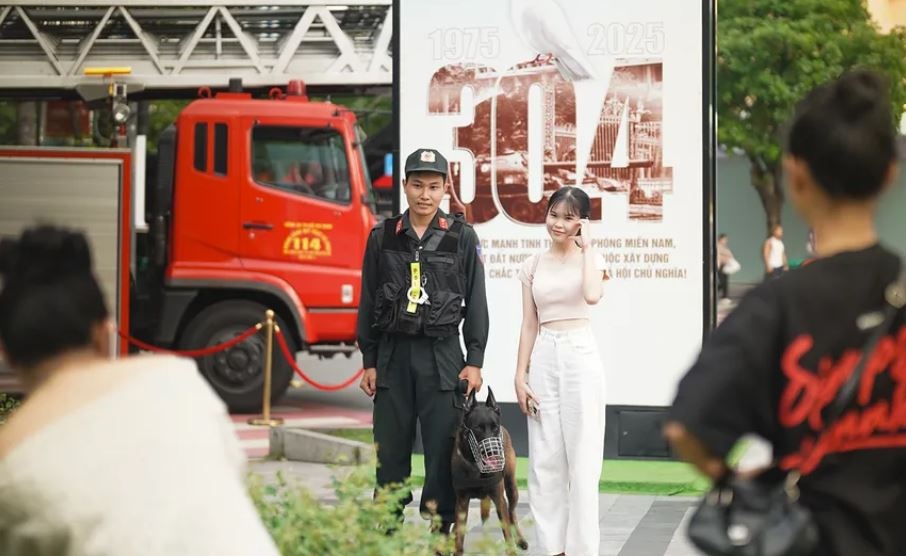 Nguoi dan thich thu chup anh cung canh khuyen o trung tam TP.HCM hinh anh