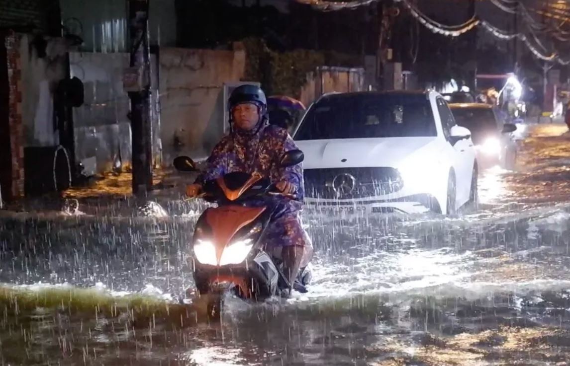 Mua sam sap chieu den toi, nguoi dan TP.HCM bi bom loi nuoc ve hinh anh