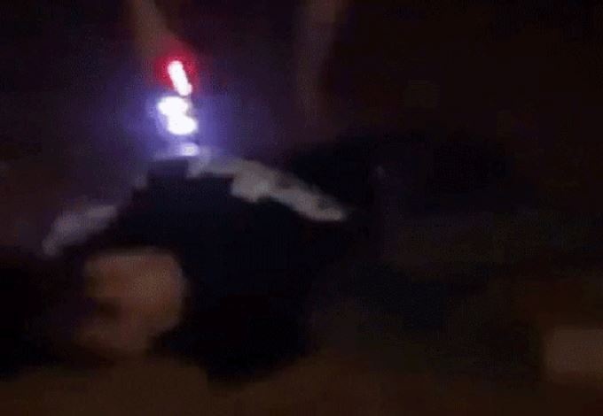 Tin moi vu nhom thieu nu dung kim chich dien hanh hung ban hinh anh