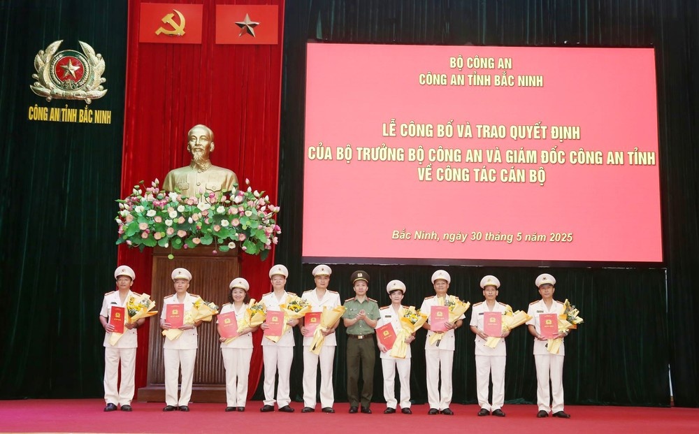17 can bo Cong an tinh Bac Ninh nghi huu truoc tuoi hinh anh