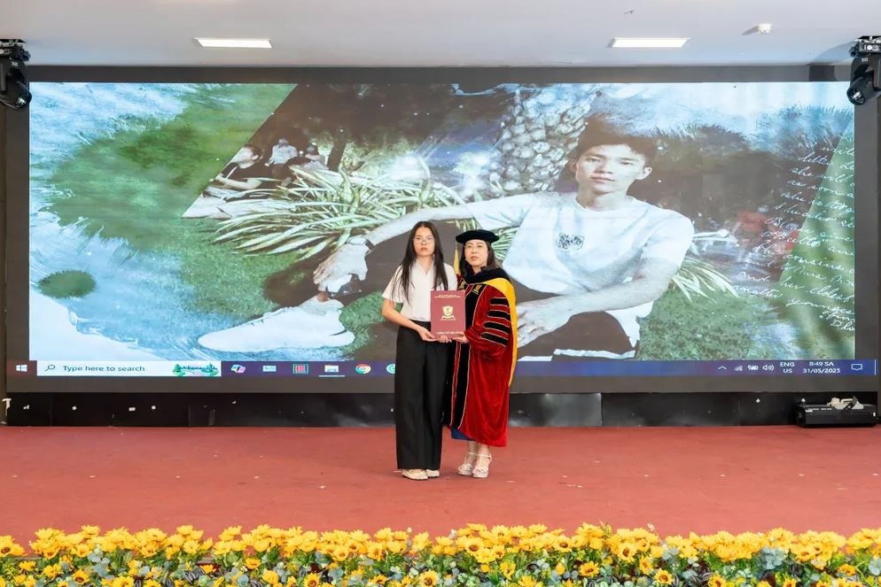 Ghe trong tot nghiep TP.HCM anh 1