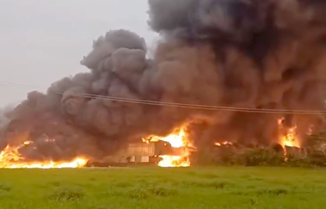 Khoi lua bao trum kho phe lieu o TP.HCM hinh anh