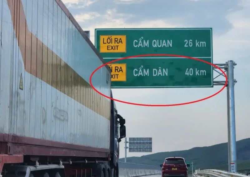 Kho hieu bien bao dia danh ‘la’ tren cao toc Ha Tinh hinh anh