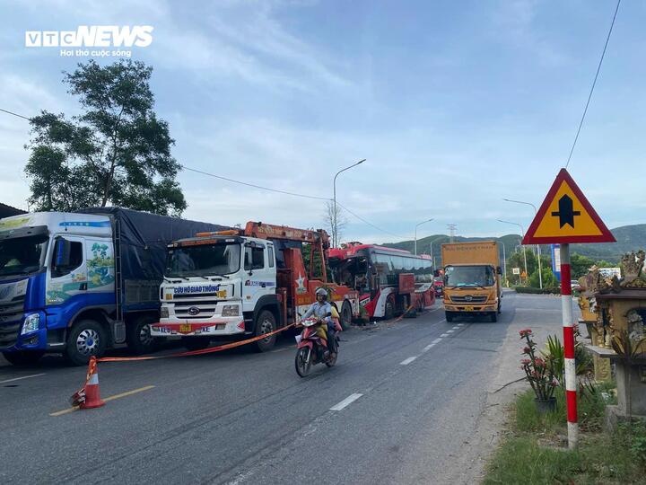 Tai nan xe khach Hue anh 1