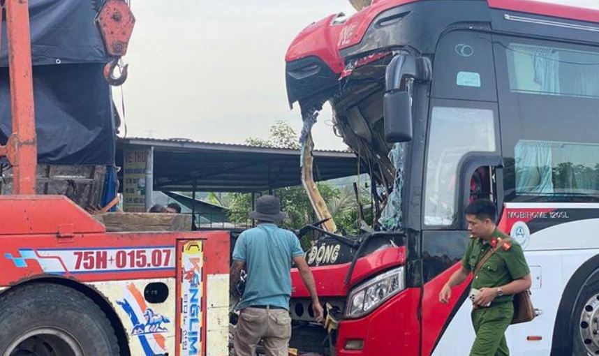 Oto khach va cham xe tai, 6 nguoi thuong vong hinh anh