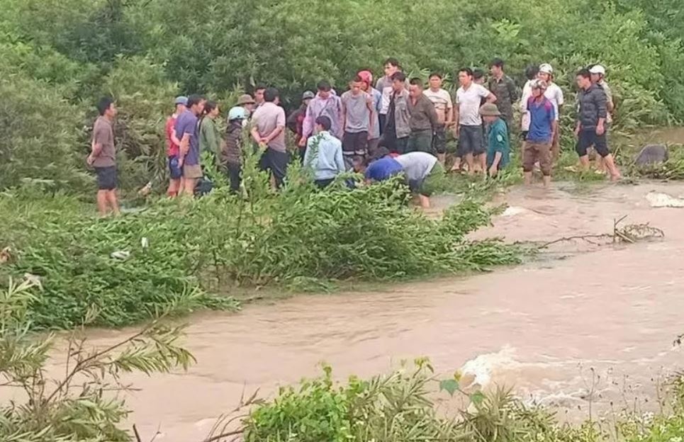 Gan 100 nguoi tim co gai mat tich o Hoa Binh hinh anh