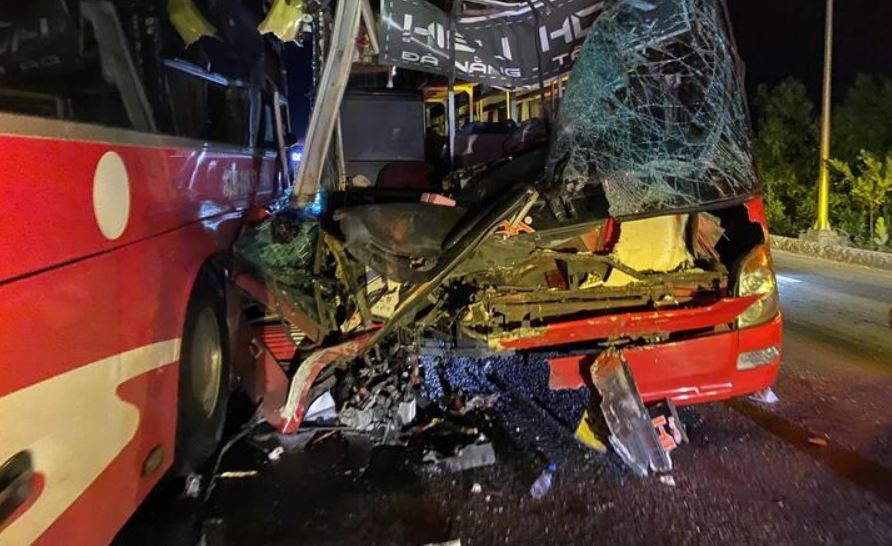 3 xe khach cho hon 100 nguoi tong lien hoan trong dem hinh anh