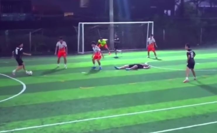 Cuu cau thu futsal TP.HCM tu vong khi dang thi dau hinh anh