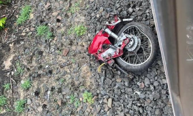 Co bang qua duong sat khi gac chan ha, hai vo chong o Phu Yen tu vong hinh anh