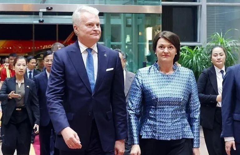 Tong thong Litva toi Ha Noi, bat dau tham chinh thuc Viet Nam hinh anh