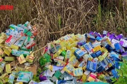 Hang nghin san pham thuc pham chuc nang do bo la liet ben duong hinh anh